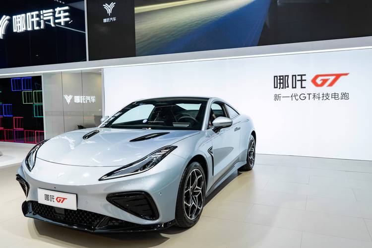 惠州301哪吒汽车在智能汽车领域的表现，领途汽车在新能源汽车市场中的影响力